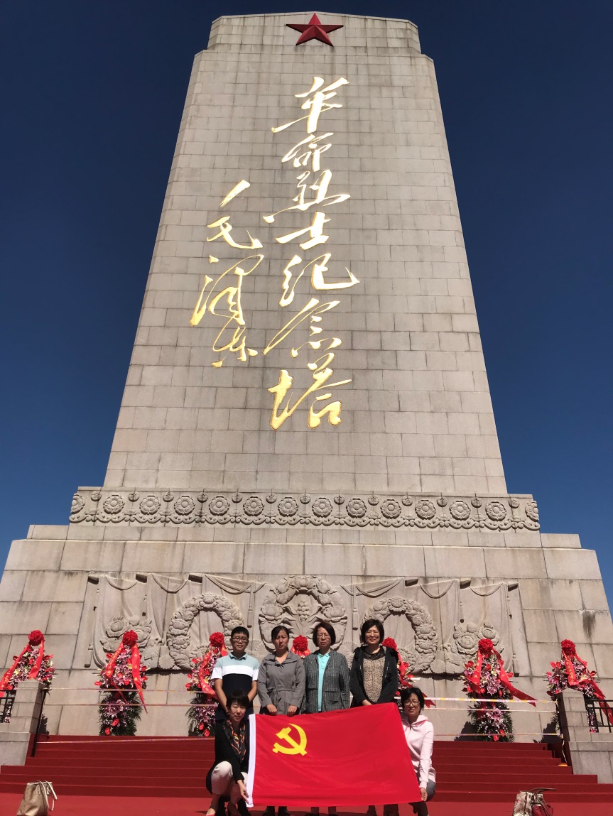 山东财经大学基层党建创优工作室成员缅怀革命先烈2.jpg