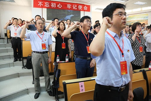 金融学院开展 “牢记初心 不忘使命” 全体党员重温入党誓词活动(4).jpg